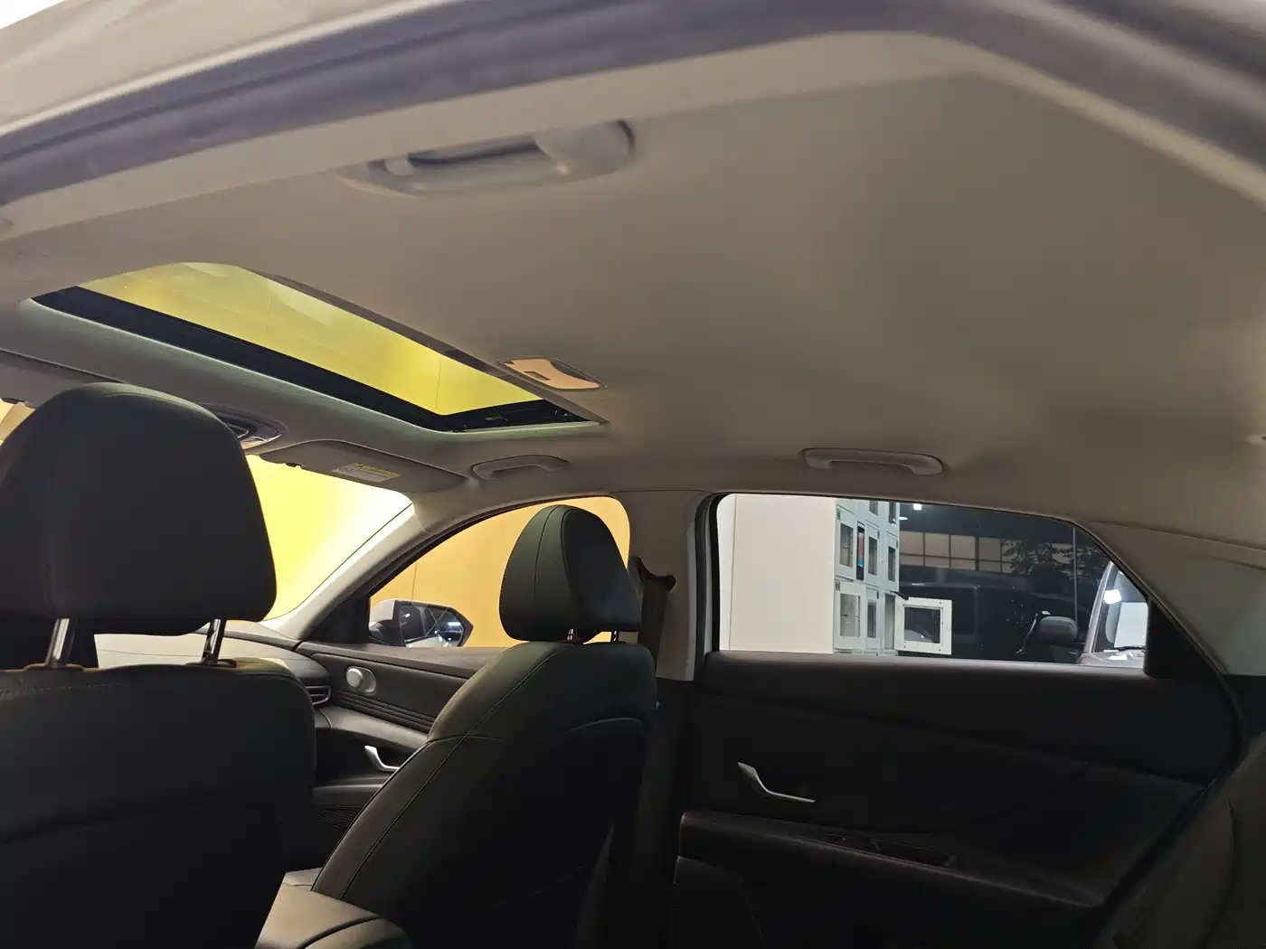 Hyundai Elantra 2021 1.5L CVT LUX Premium Edition фото 24