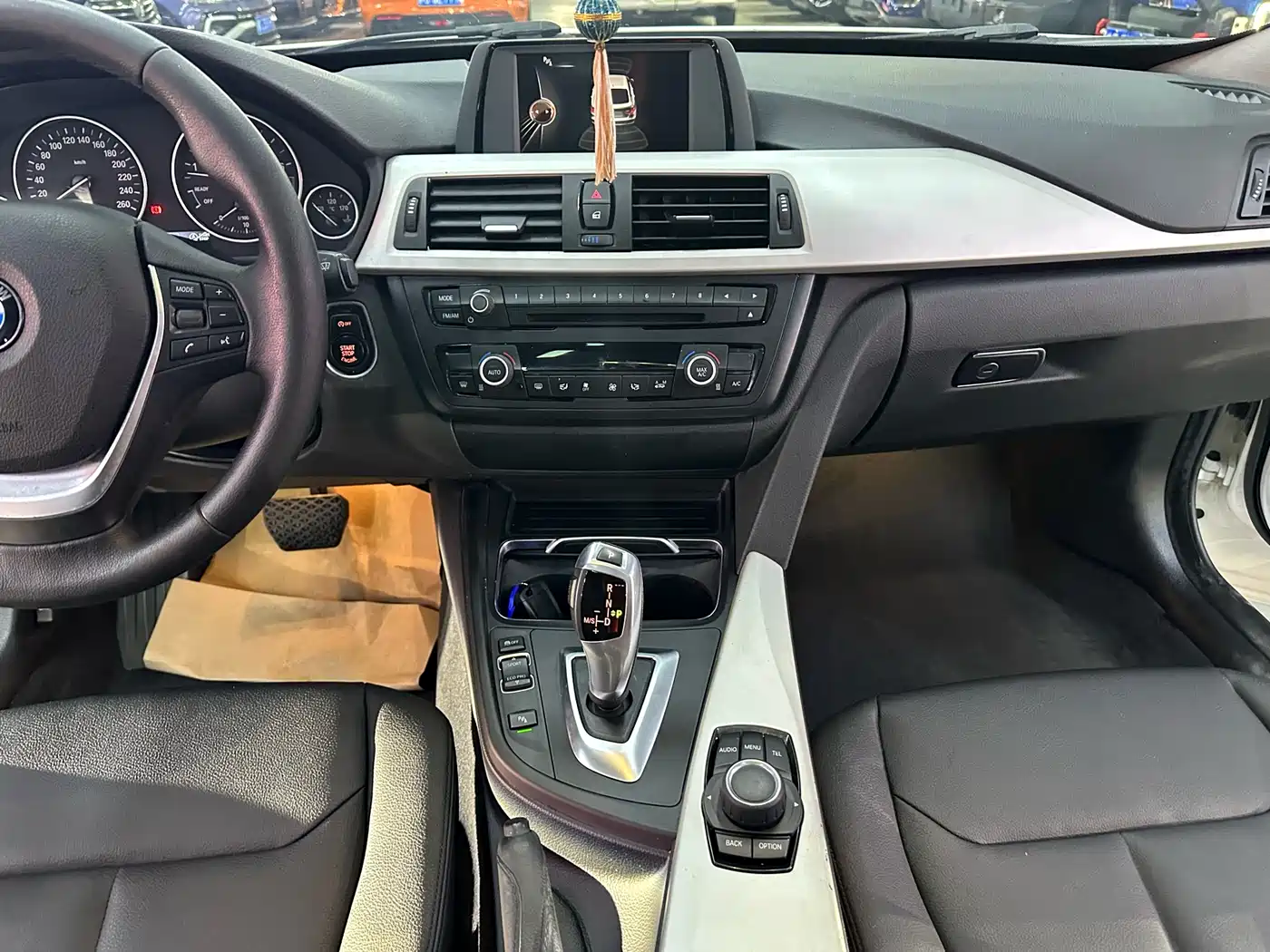 BMW 3 Series GT 2013 Model 320i Leading фото 14