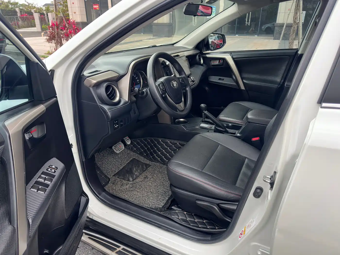 Toyota RAV4 Rongfang 2015 2.0L CVT 2WD Trend Edition фото 4