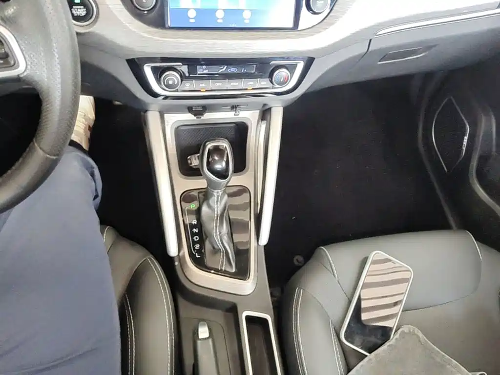 Фото 14 - Geely Vision X3