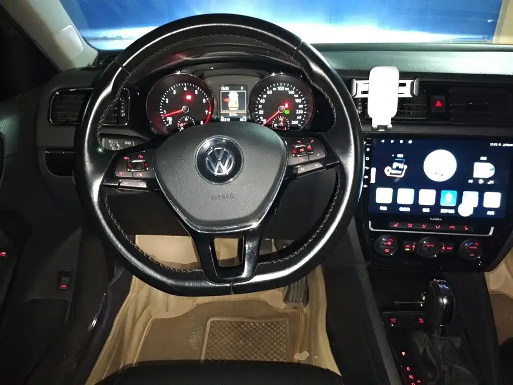 صورة 11 - Volkswagen Sagitar