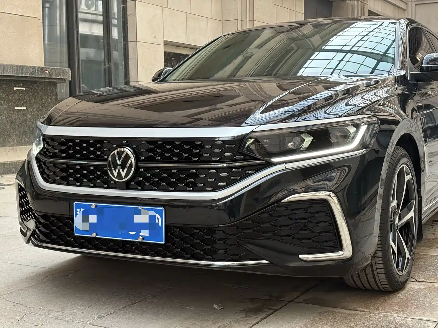 Volkswagen Passat 2022 330TSI Starlight Elite Edition фото 3