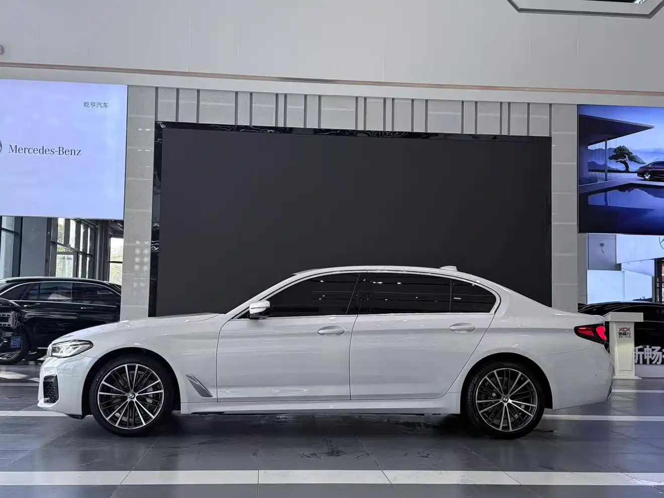 BMW 5 Series 2021 530Li Leading M Sport Package фото 3