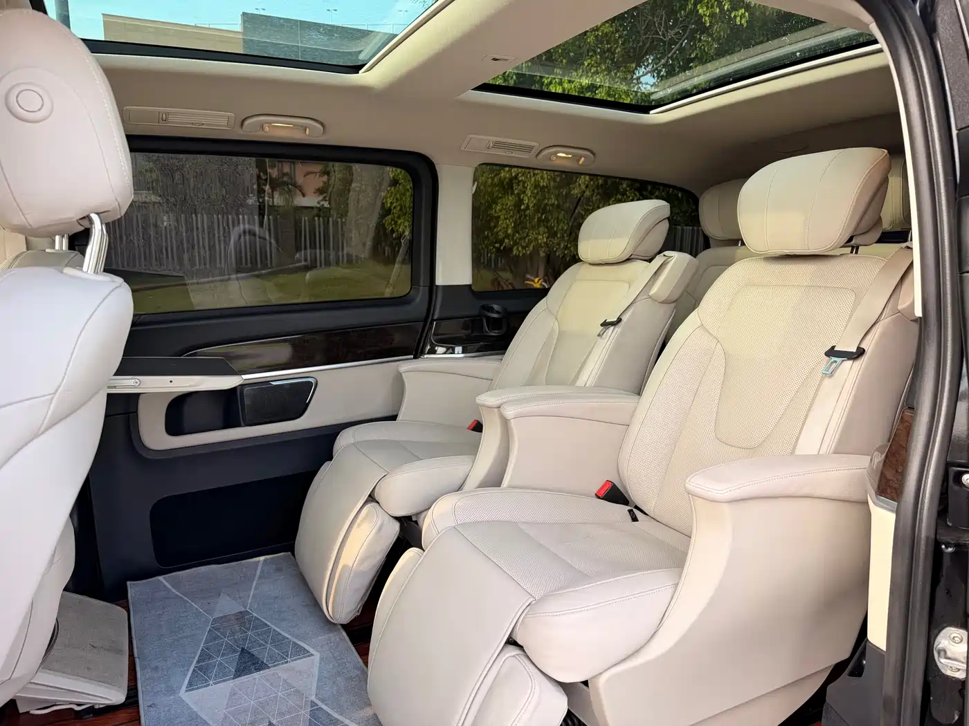 Mercedes-Benz V-Class 2018 V 260 L Premium Long Wheelbase Edition China VI фото 17