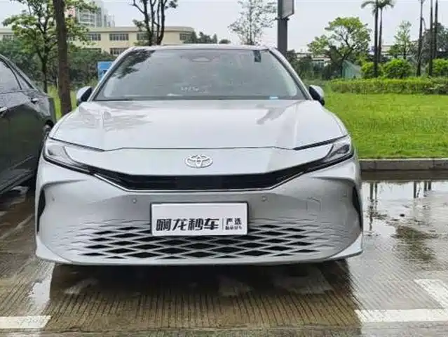 Toyota Camry 2024 Hybrid 2.0HG Premium Edition — фото 2