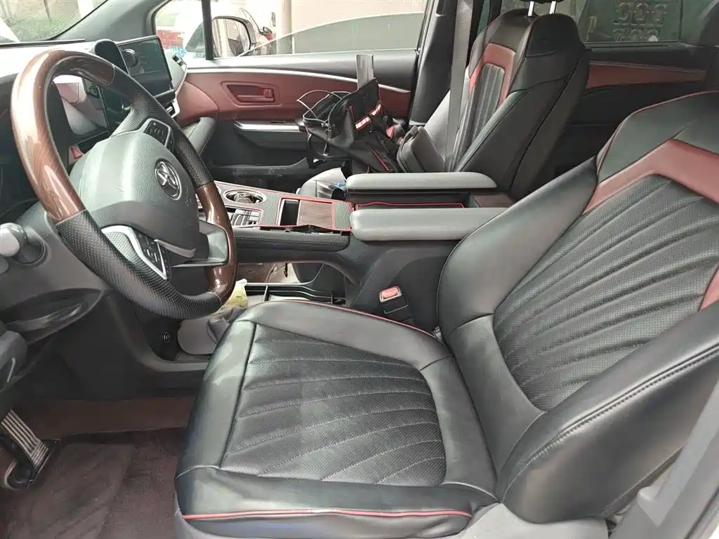 Toyota Granvia 2024 2.5L Hybrid Luxury фото 8