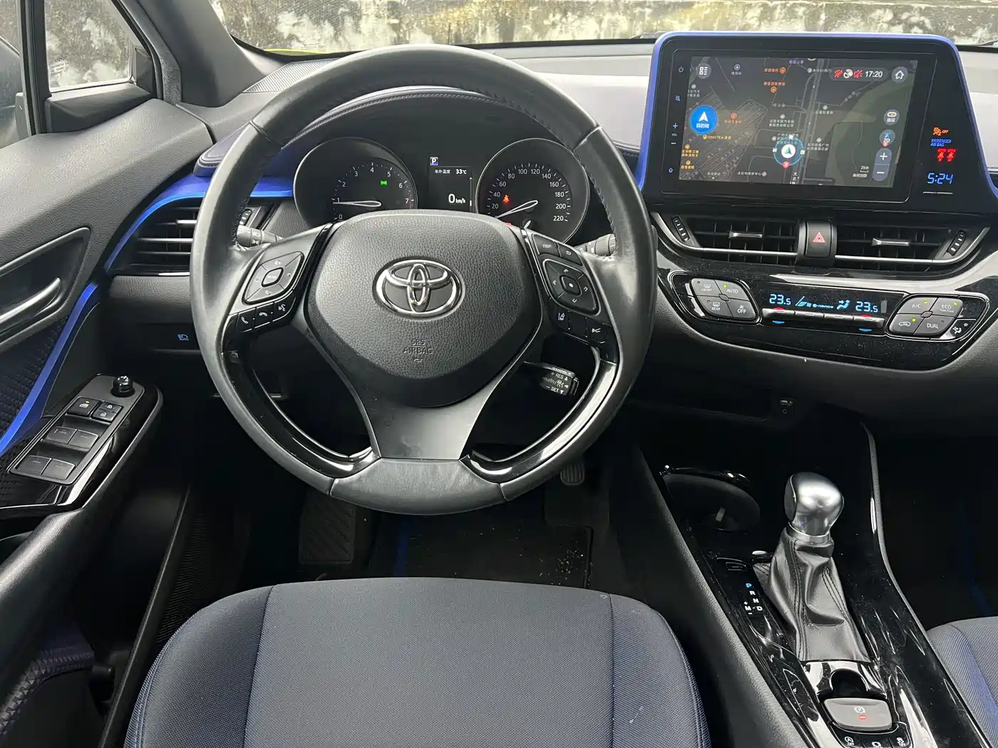 Фото 18 - Toyota C-HR