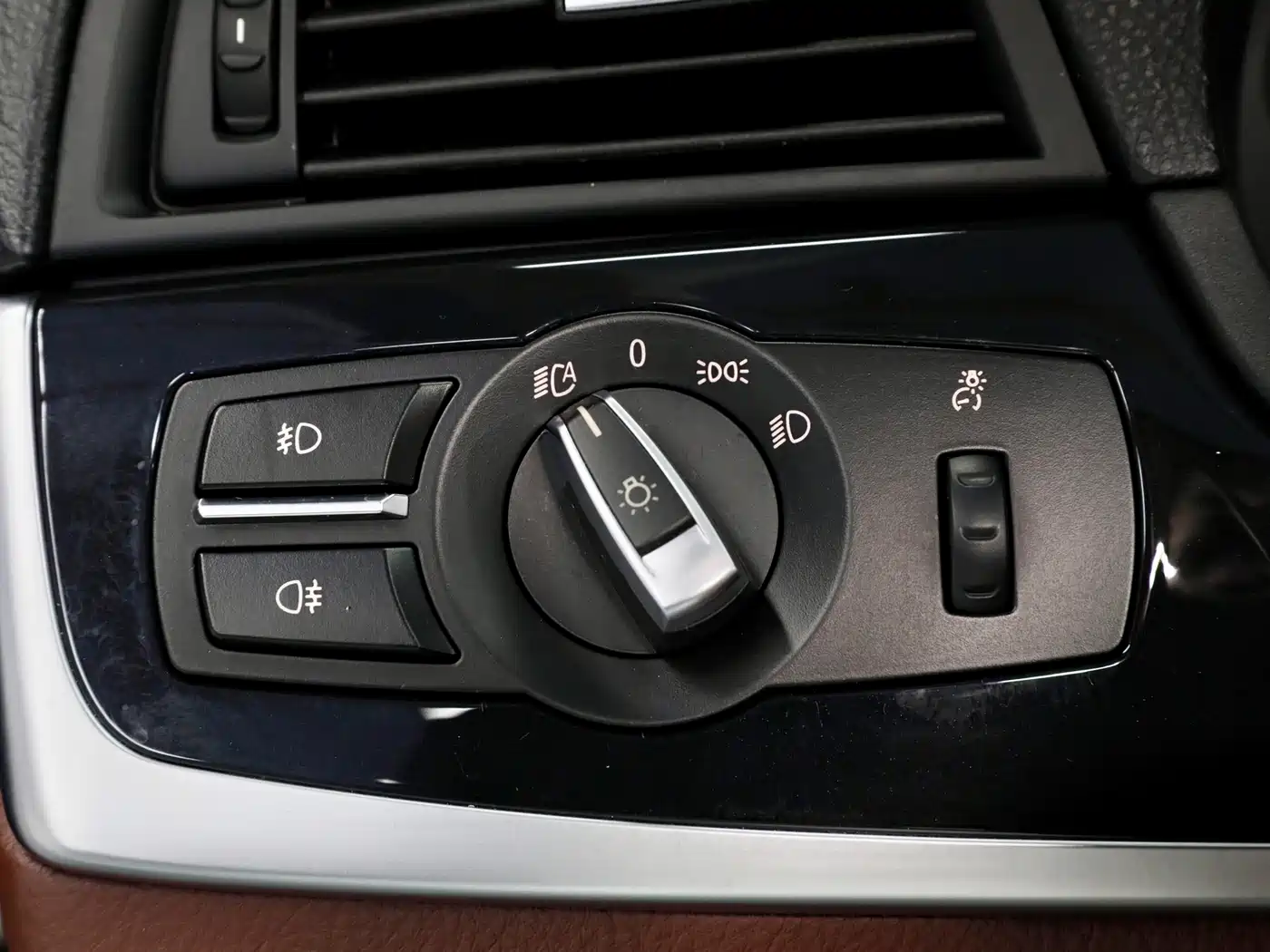 BMW 5 Series (Import) 2014 520i Touring фото 21