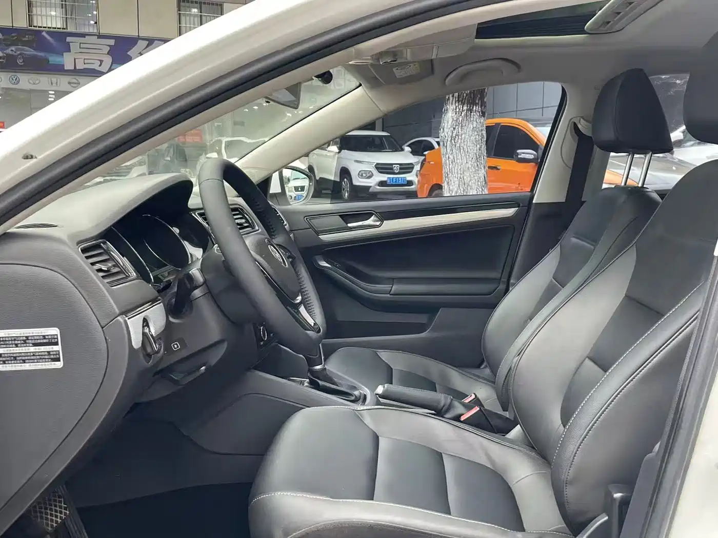 Volkswagen Sagitar 2017 1.6L Automatic Comfort фото 4
