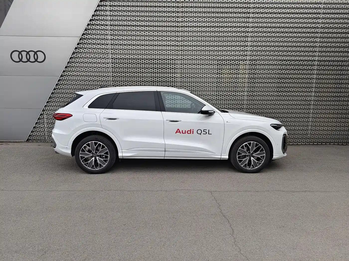 Audi Q5L 2026 Luxury Sport 150kW фото 3