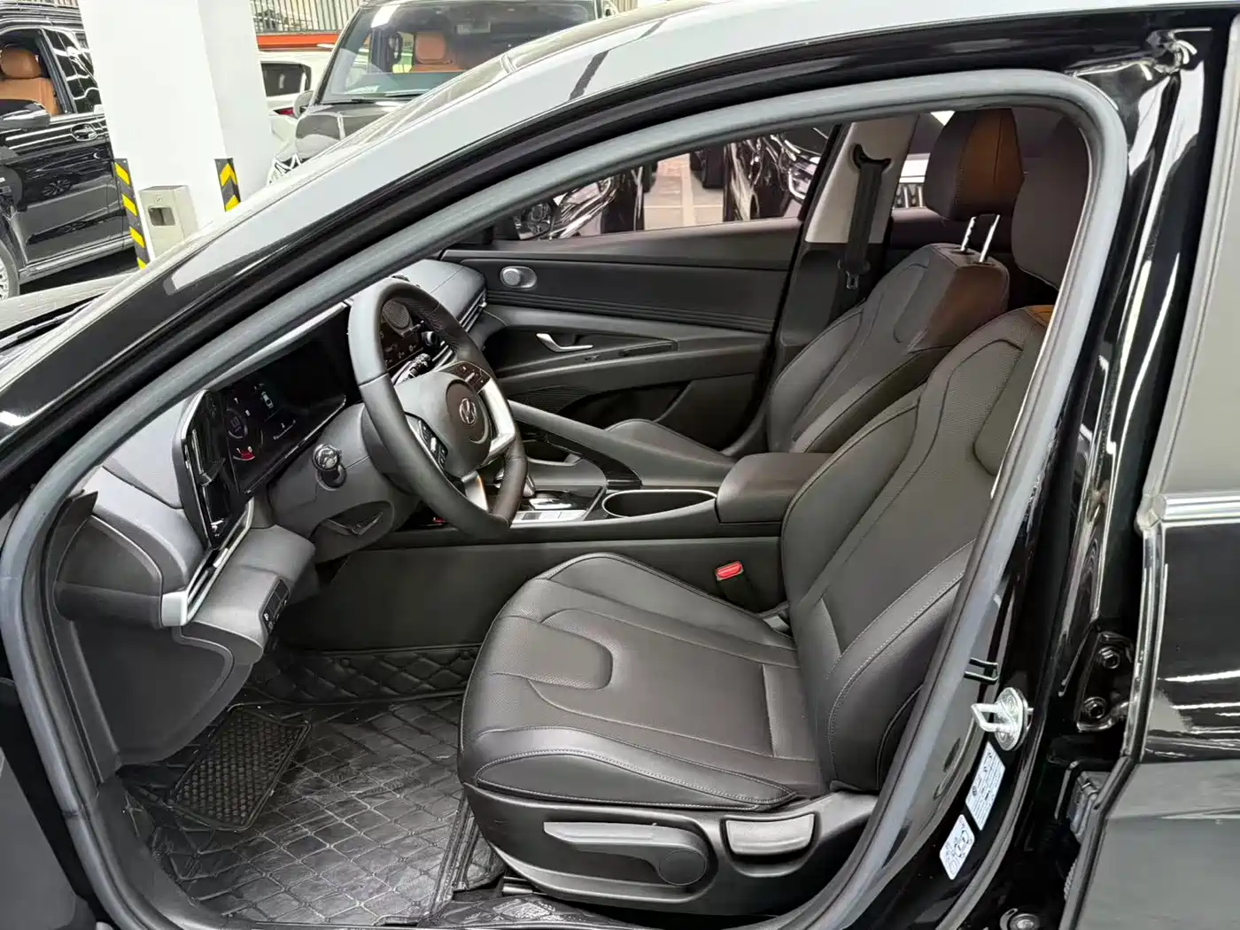 Hyundai Elantra 2023 1.5L CVT GLX Elite Edition фото 4