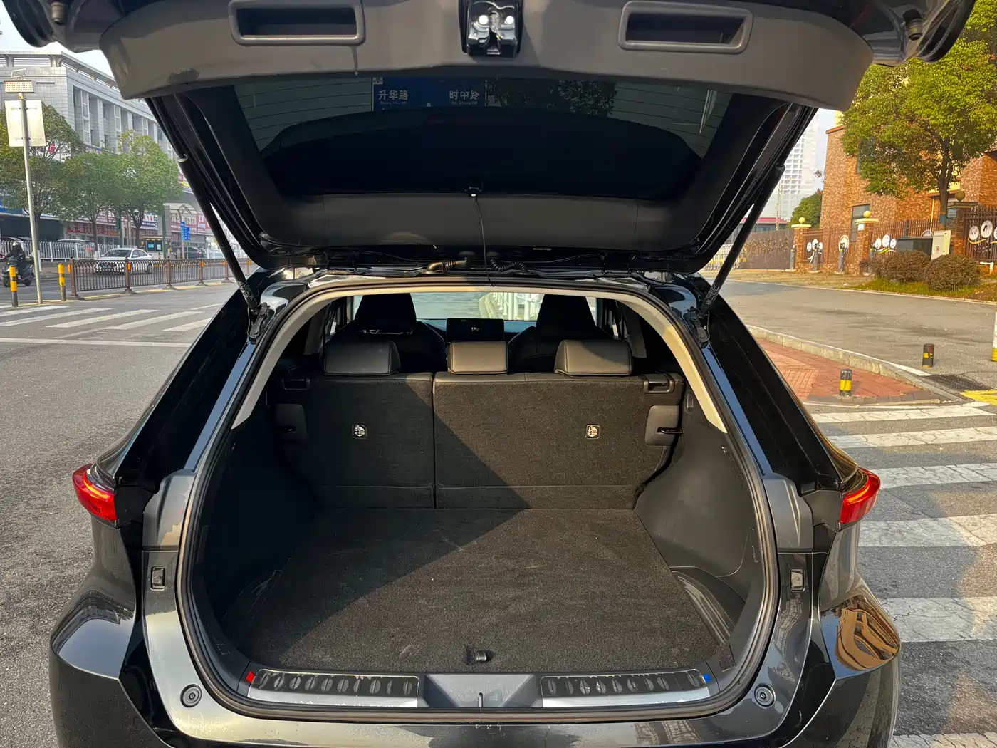 Toyota Venza 2023 2.0L CVT FWD Luxury фото 12