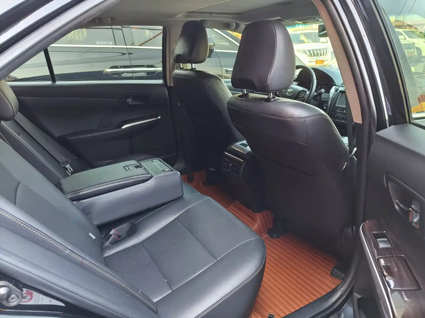 Toyota Camry 2016 Hybrid 2.5HG 10th Anniversary Luxury Navigation Edition фото 6