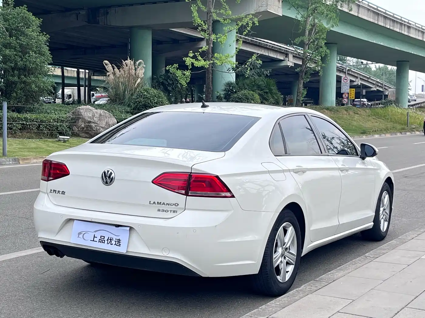 Volkswagen Lamando 2015 230TSI Manual Style Edition фото 16