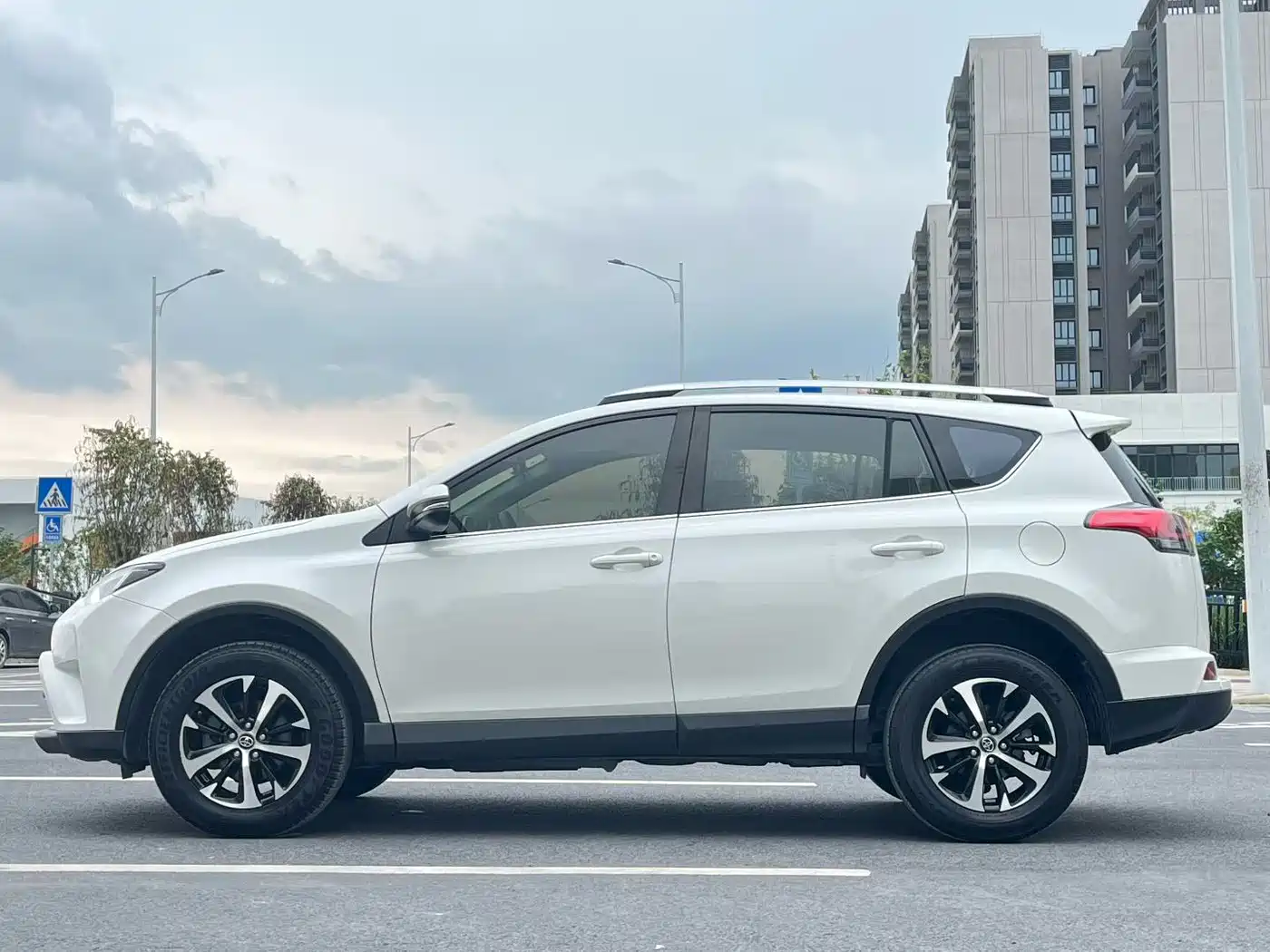 Toyota RAV4 Rongfang 2016 2.0L CVT 2WD Urban (China V) фото 3