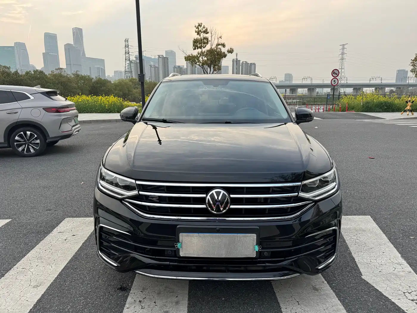 Volkswagen Tiguan L 2024 330TSI Automatic 2WD R-Line Premium Enjoyment Edition фото 2