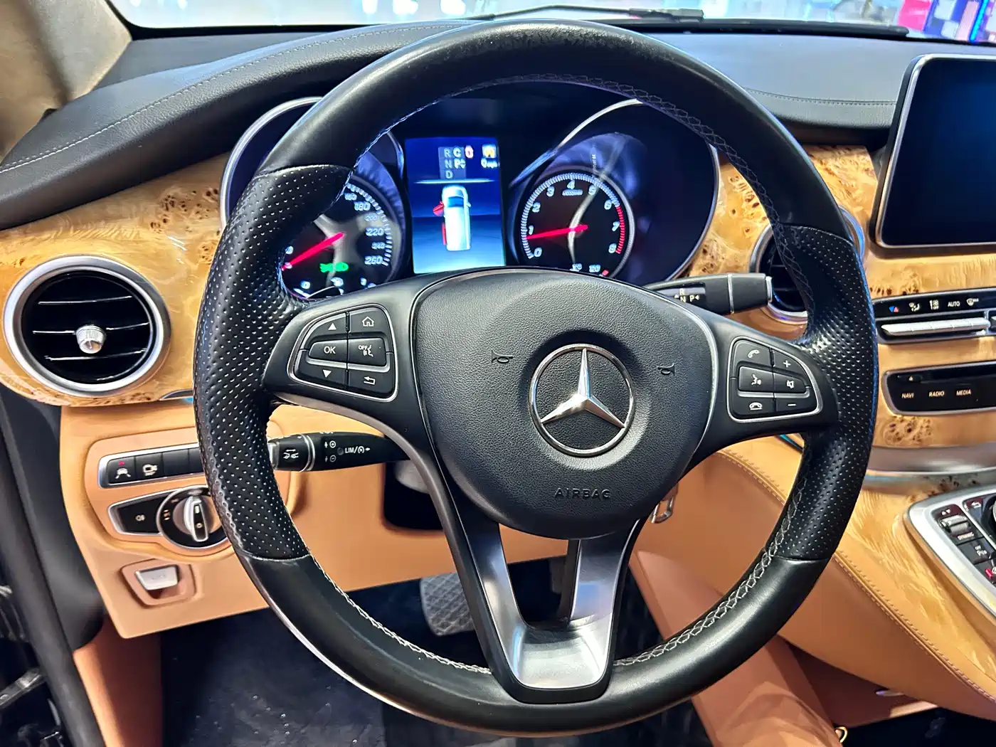 Mercedes-Benz V-Class 2018 V 260 L Premium Long Wheelbase Edition China VI фото 17