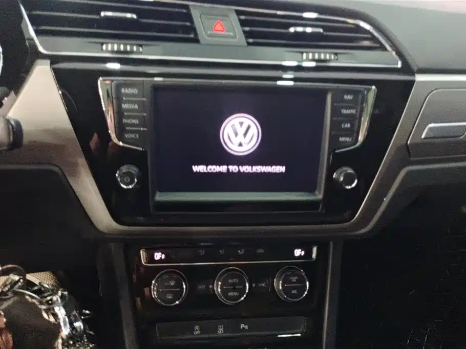 Volkswagen Touran 2018 Touran L 280TSI DSG Comfort Edition 7-seater China VI фото 13