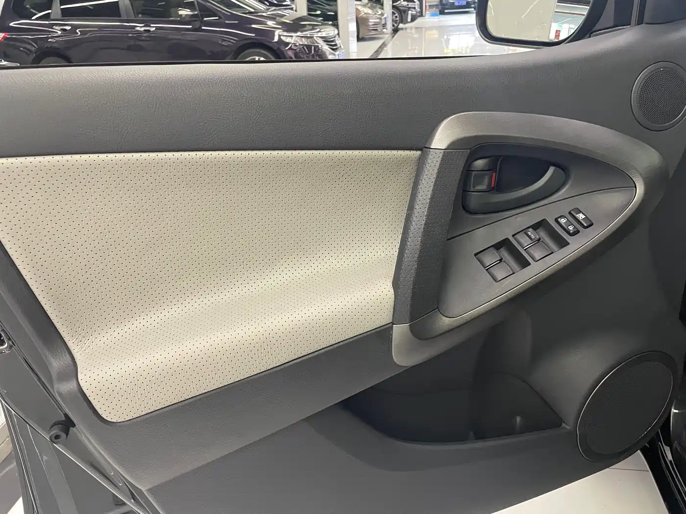 Toyota RAV4 Rongfang 2009 2.0L Automatic Classic Edition фото 24