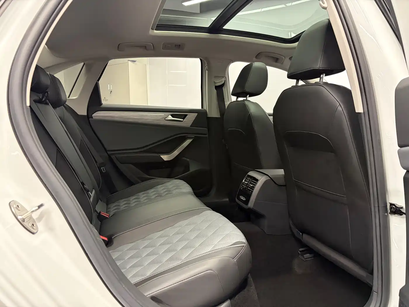 Volkswagen Sagitar 2023 280TSI DSG Excellence Plus Edition фото 12
