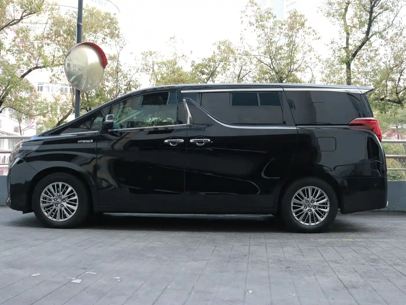 Toyota Alphard 2021 Hybrid 2.5L Luxury фото 2