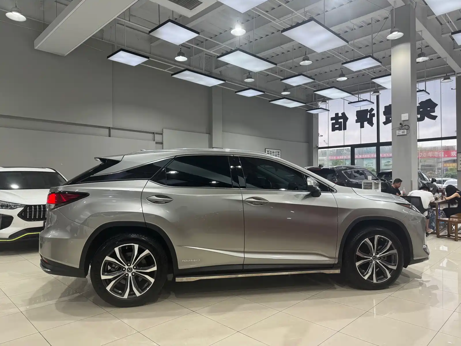 Фото 4 - Lexus RX