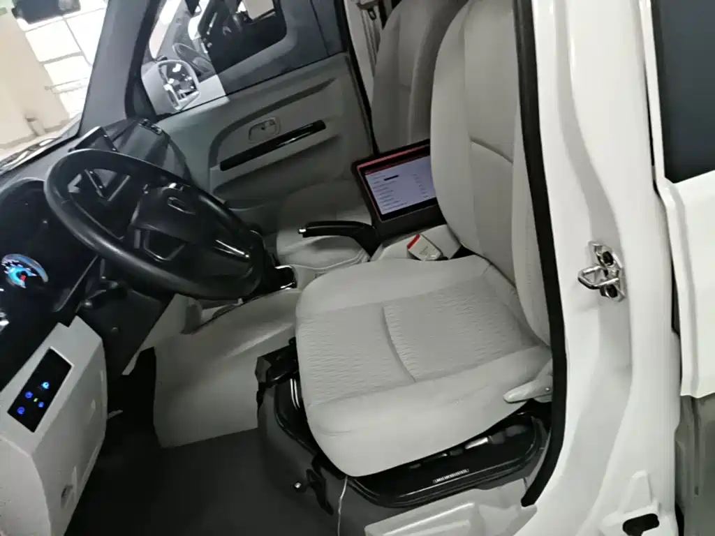 Jinbei New Hiace X30L 2025 2024 Fortune Edition Passenger Van 5/6/7-seater with Front AC