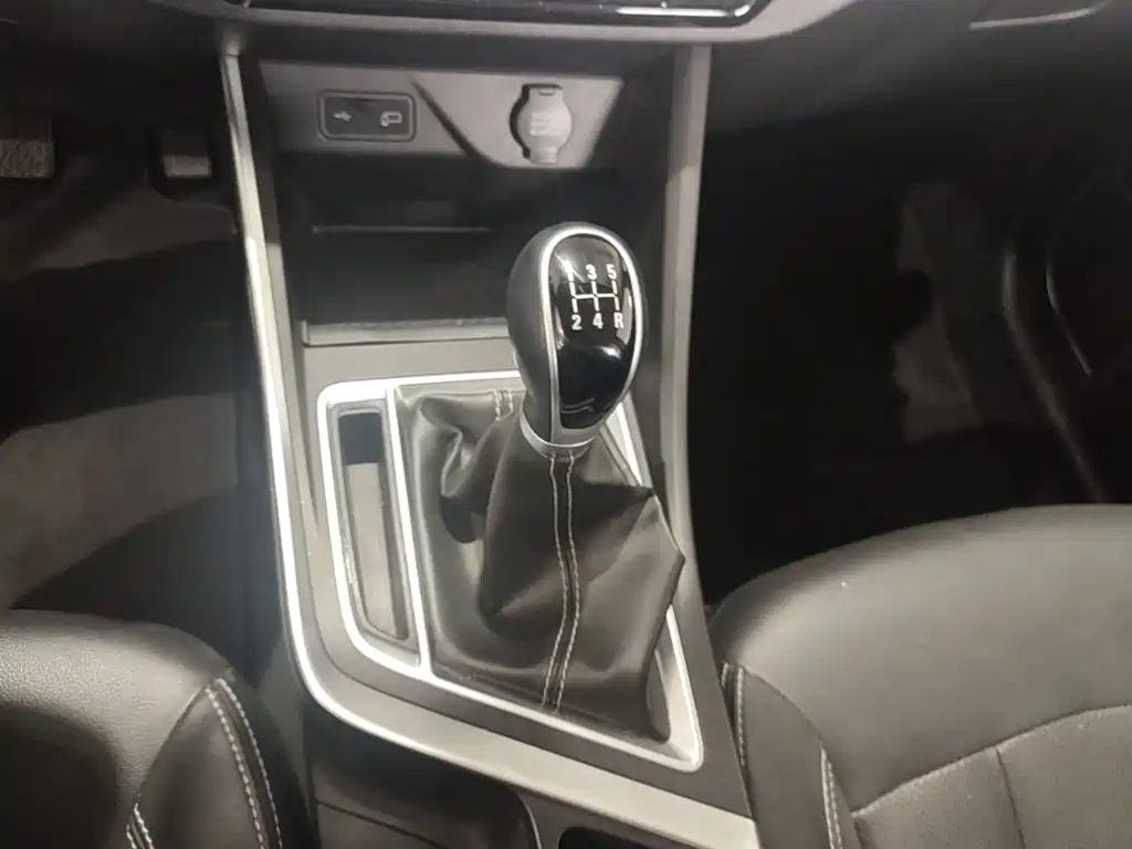 Фото 14 - Geely Vision X3