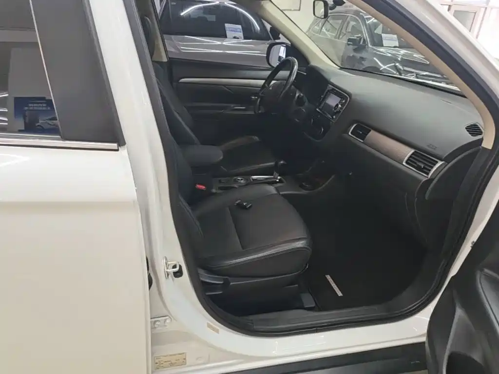 Mitsubishi Outlander (Import) 2015 2014 2.4L 4WD Luxury Value Edition 5-seater