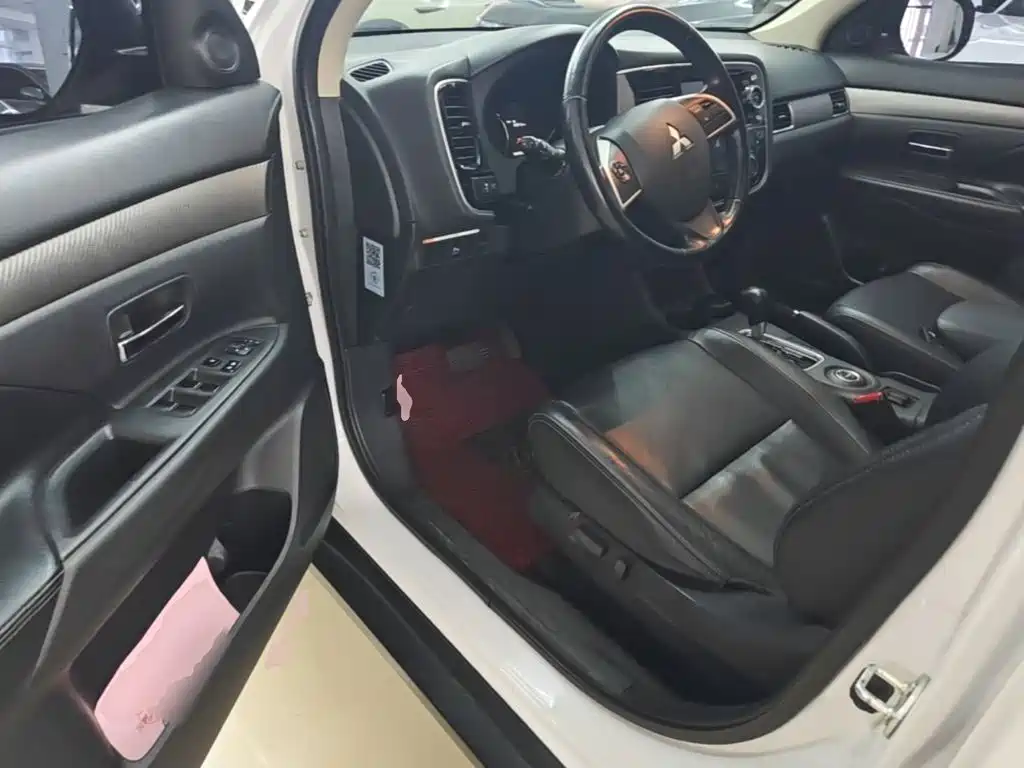 Mitsubishi Outlander (Import) 2015 2014 2.4L 4WD Luxury Value Edition 5-seater