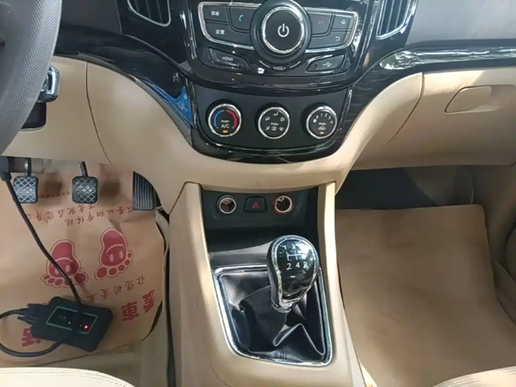 Baojun 730 2015 2015 1.8L Manual Comfort ESP Edition 7-seater
