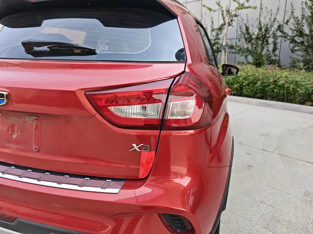 Фото 8 - Geely Vision X3