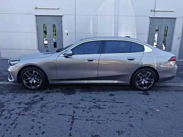 Photo 4 - BMW i5