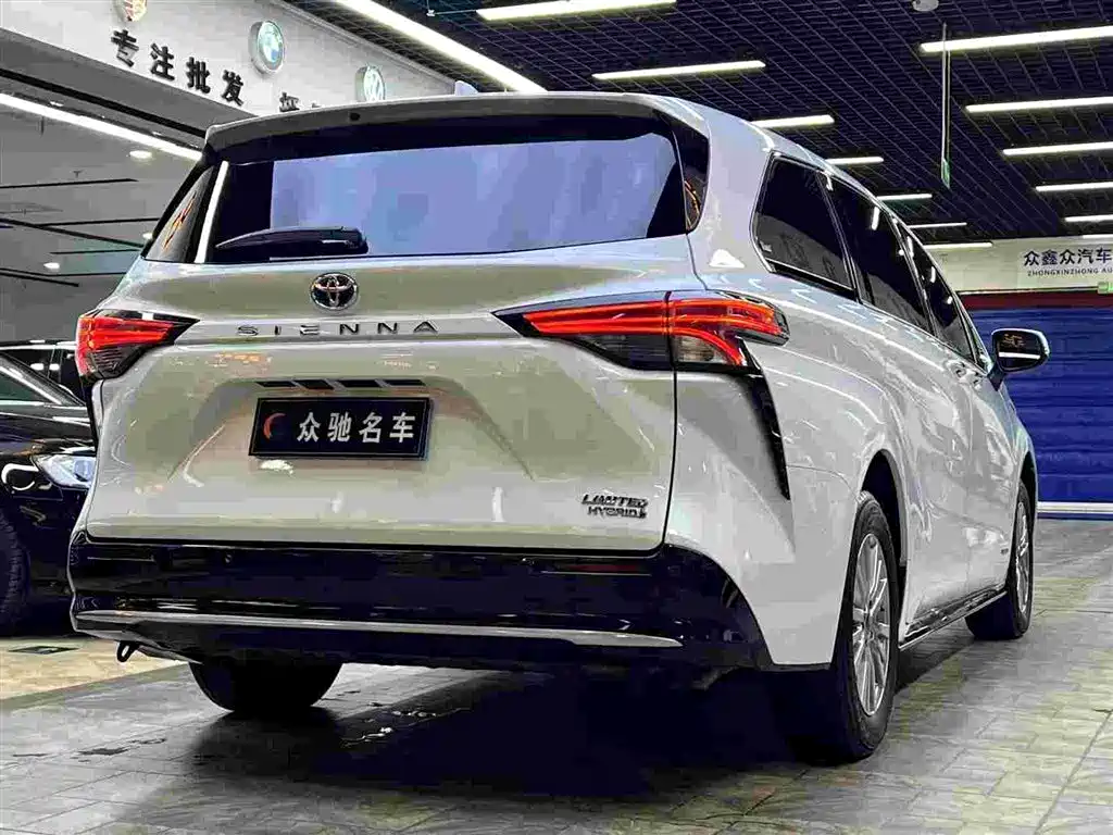 Toyota Sienna 2023 2.5L Hybrid Premium Edition фото 7