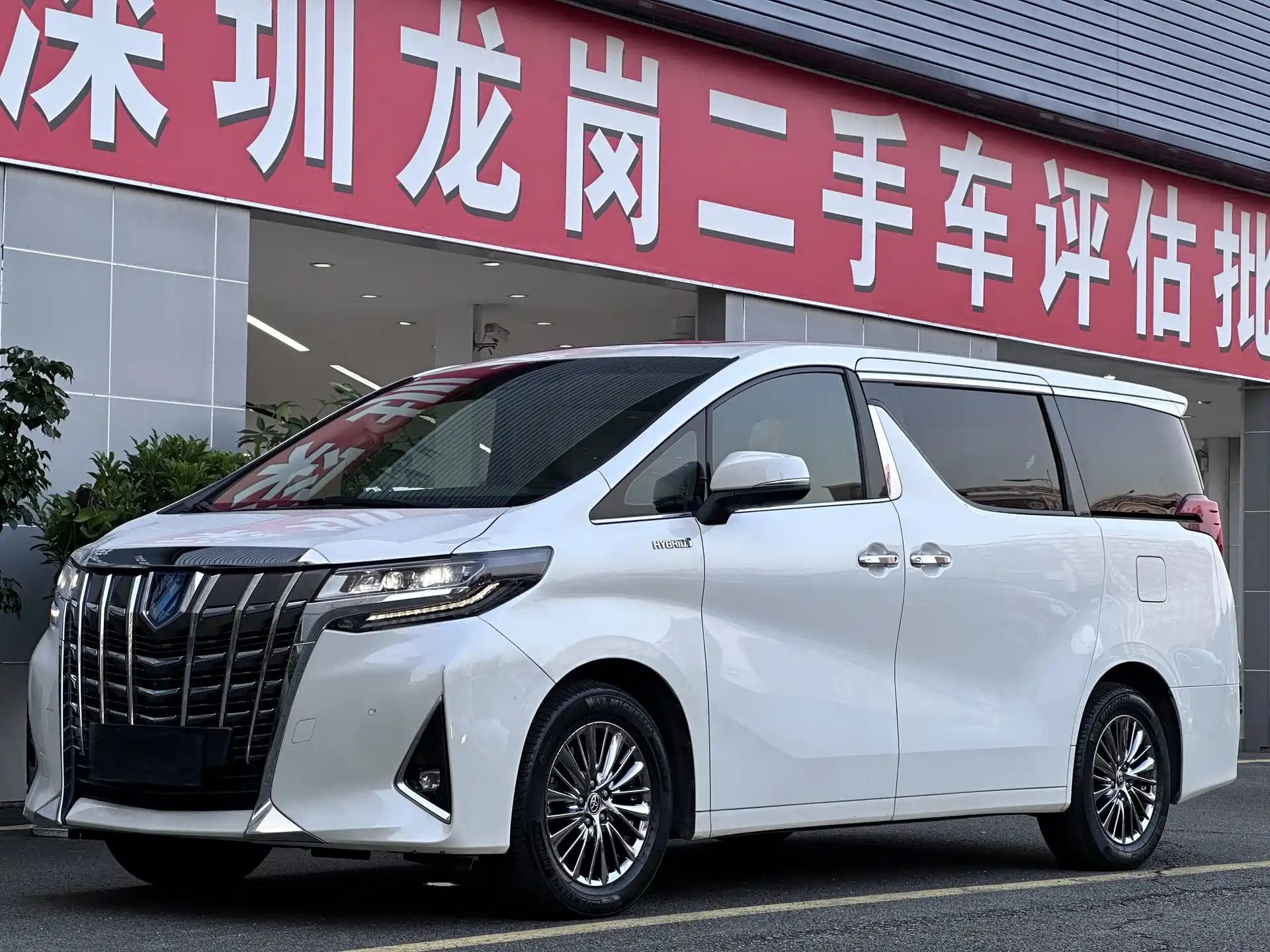 Фото 1 - Toyota Alphard