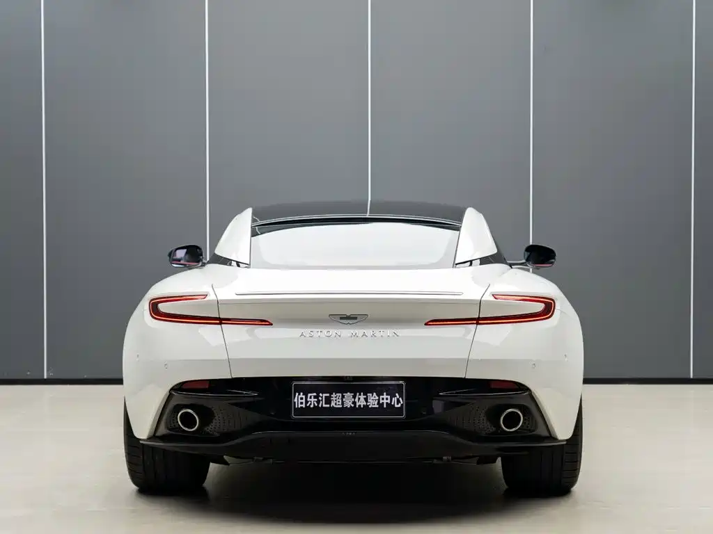 Фото 8 - Aston Martin DB12
