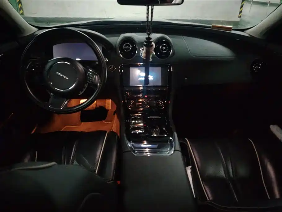 JAGUAR XJ