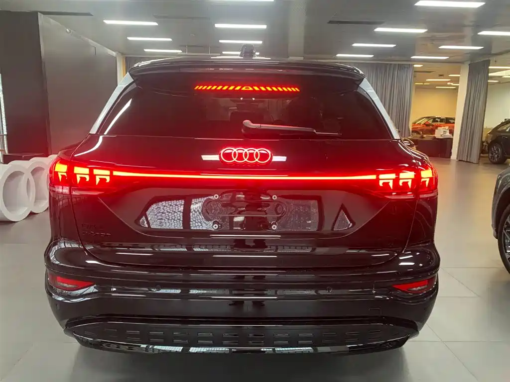 AUDI Q6L E TRON
