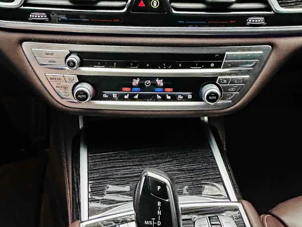 BMW 7 Series 2021 Model 740Li Leading M Sport Package фото 25