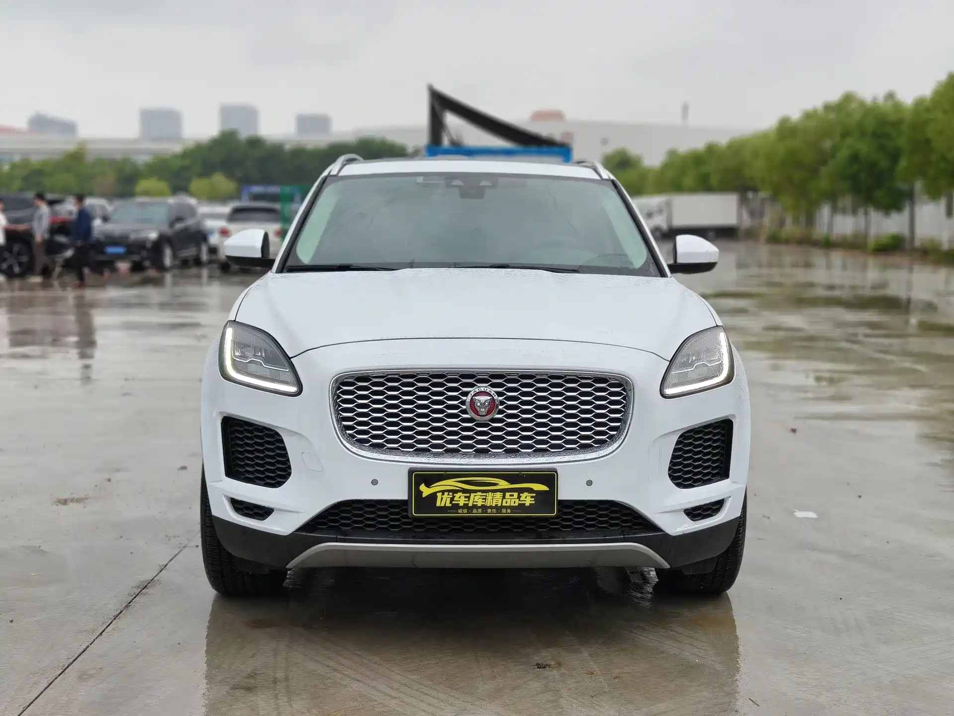 Фото 3 - Jaguar E-PACE