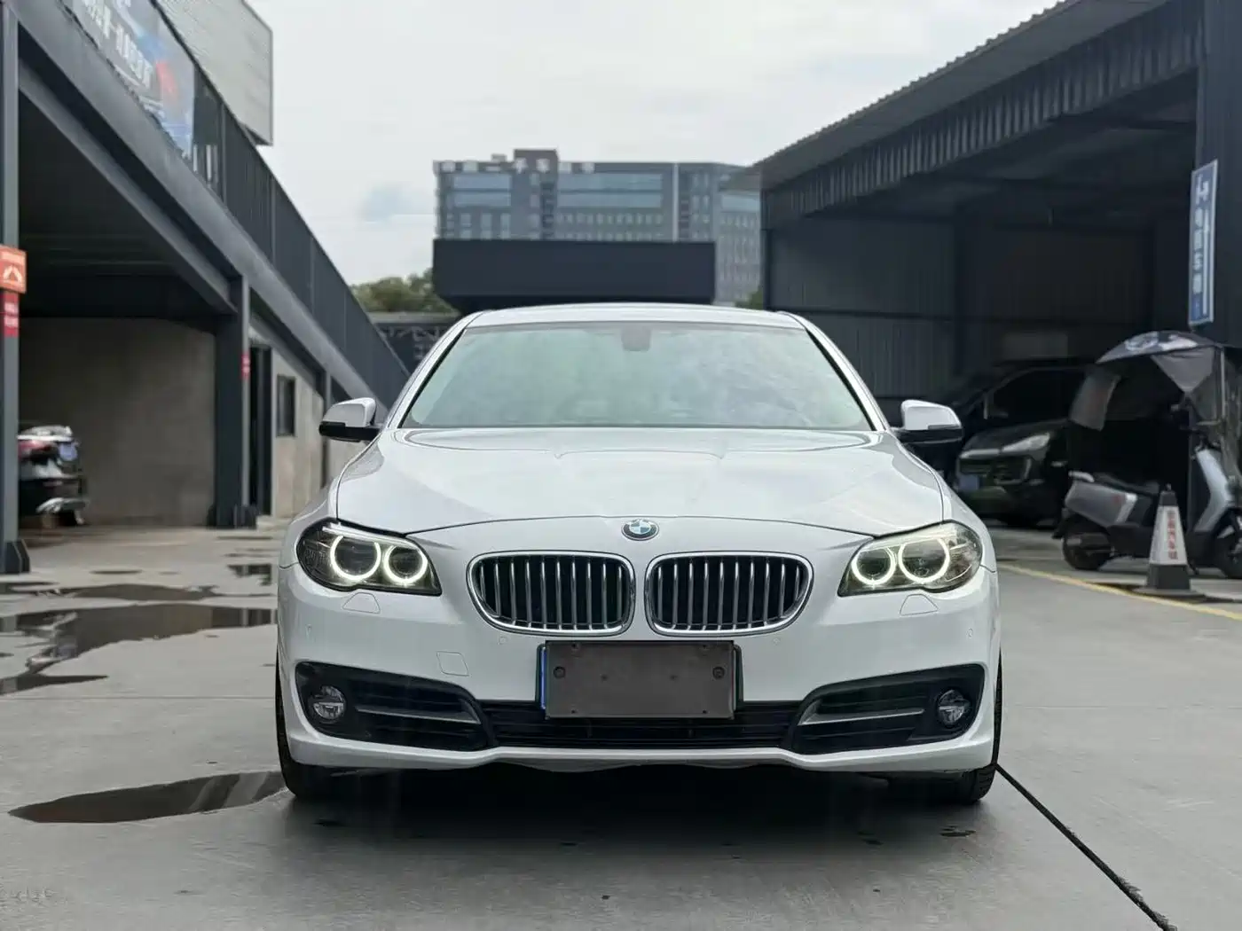 BMW 5 Series 2013 535Li Leadership фото 2