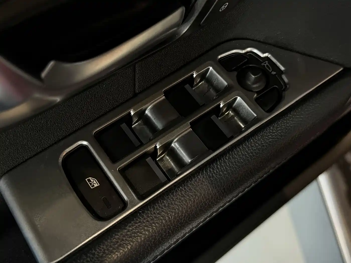 Land Rover Range Rover Evoque 2015 2.0T 5-Door Intelligent Edition фото 6