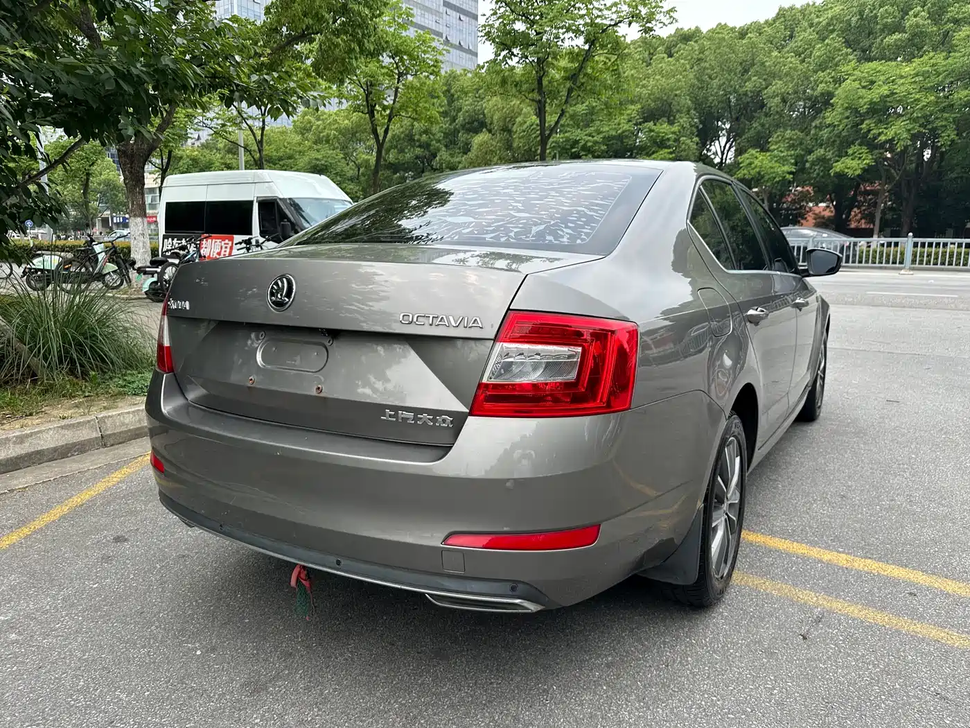 Škoda Octavia 2017 1.6L Automatic Pioneer Edition фото 7