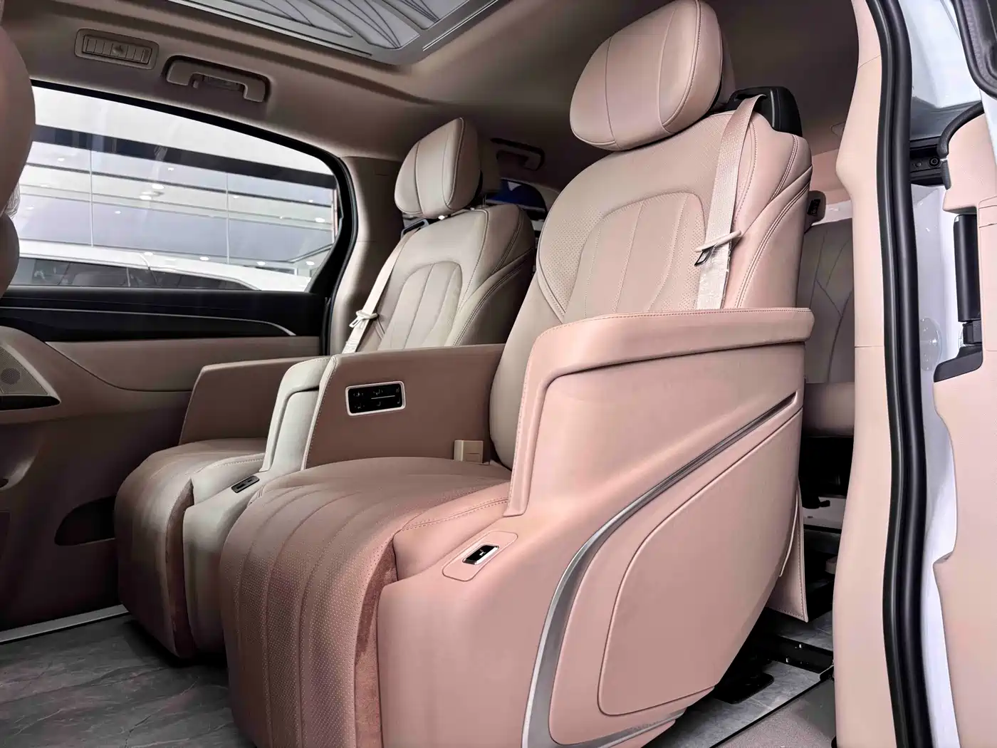 Buick GL8 2025 Land Business Class Comfort DG Edition фото 12