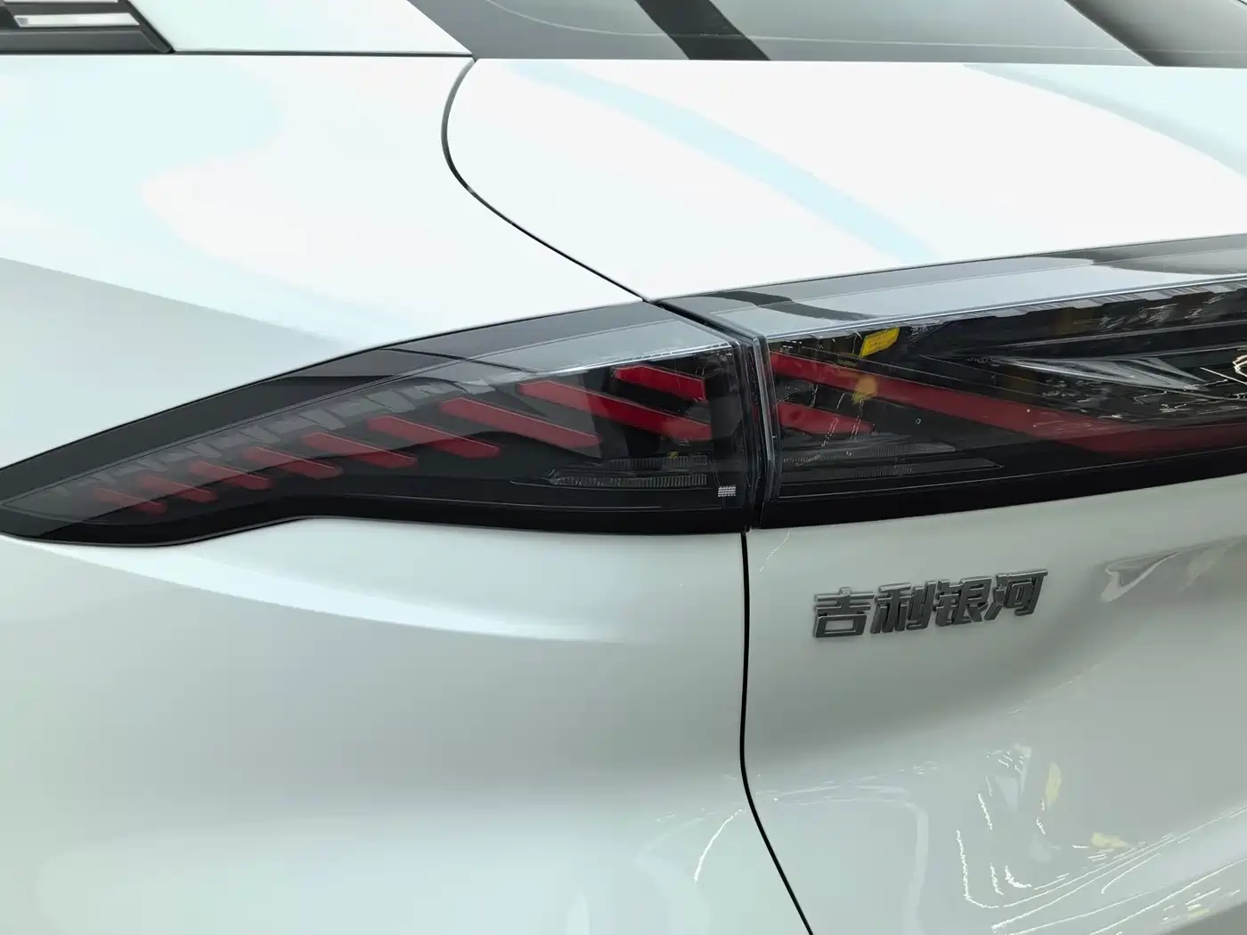 Geely Galaxy Galaxy L6 2024 125km PLUS Soaring Dragon Edition фото 11