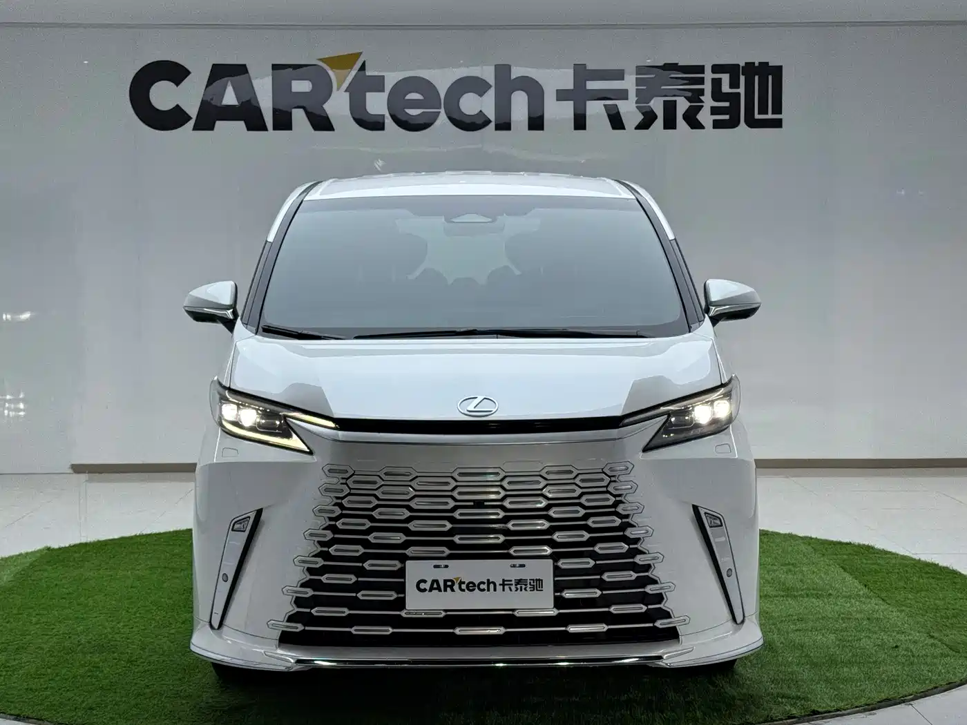 Lexus LM 2023 500h 6-Seater Prestige Edition фото 3