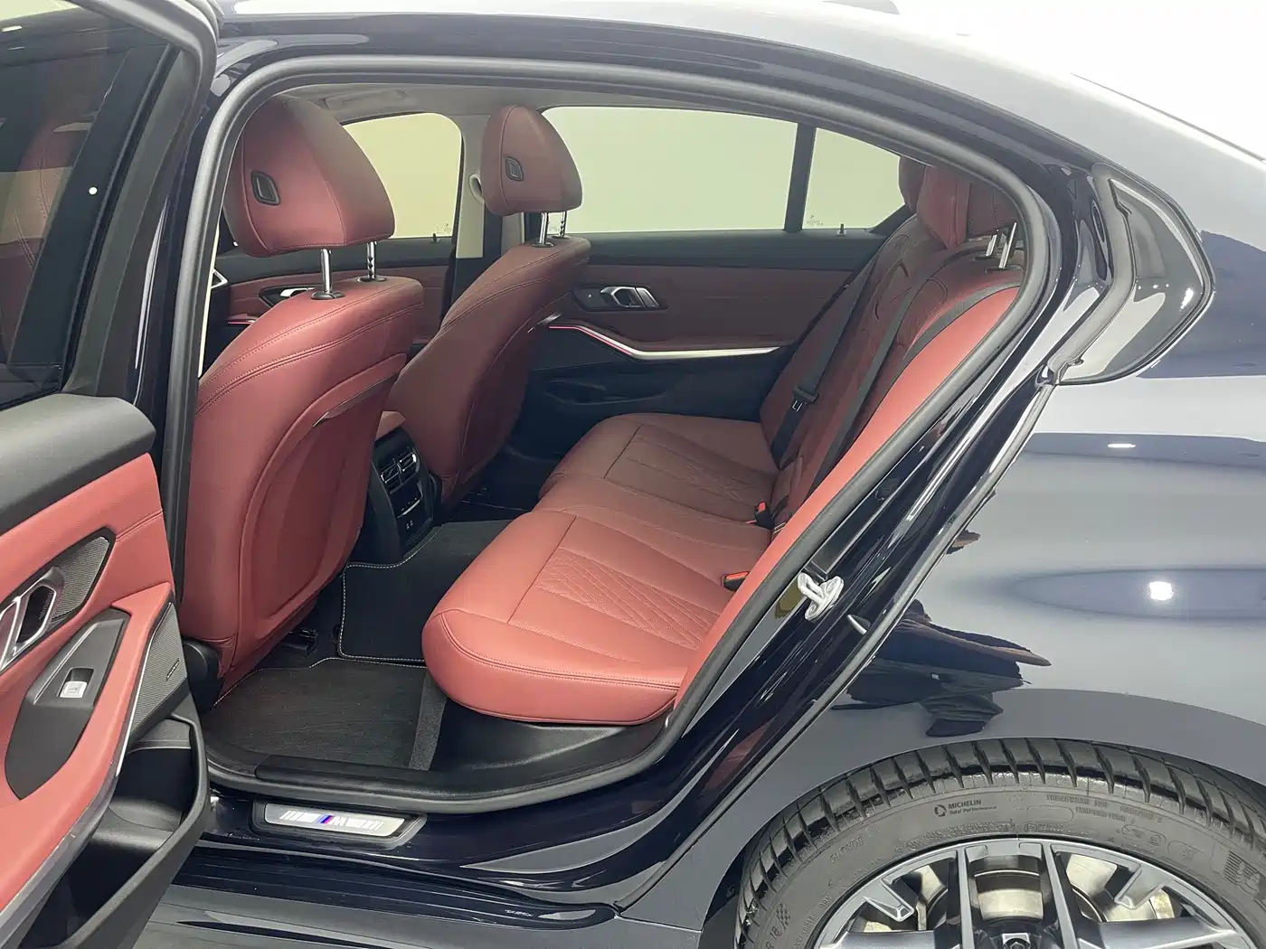 BMW 3 Series 2026 330Li M Sport Shadowline Package фото 15