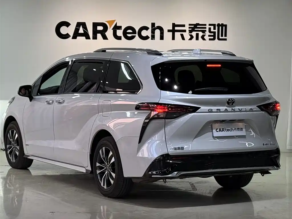 Toyota Granvia 2024 2.5L Hybrid Premium PLUS 4WD Edition фото 7