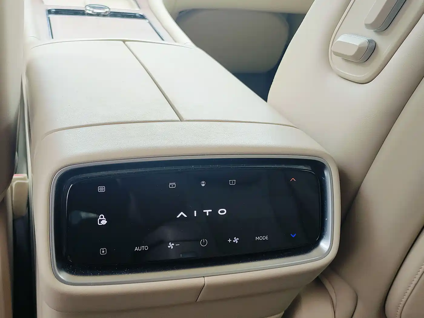 AITO Wenjie AITO M9 2024 Extended Range Ultra 42kWh 6-Seater фото 9