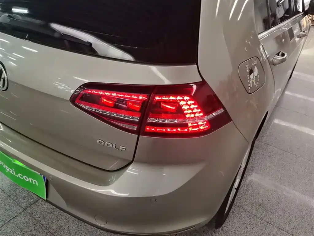Volkswagen Golf 2017 1.6L Auto Comfort Millionth Edition фото 8